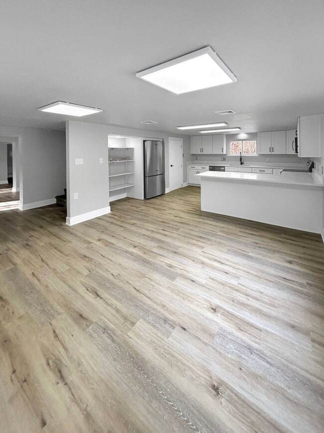 Building Photo - Welcome to this newly remodeled gem located in the heart of Collier, PA.