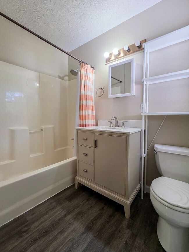 Building Photo - Charming 3 Bed 1.5 Bath home walkable to campus