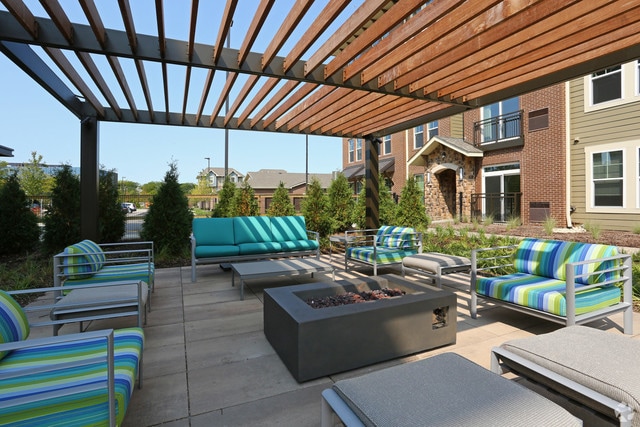 Building Photo - 690 E Algonquin Rd