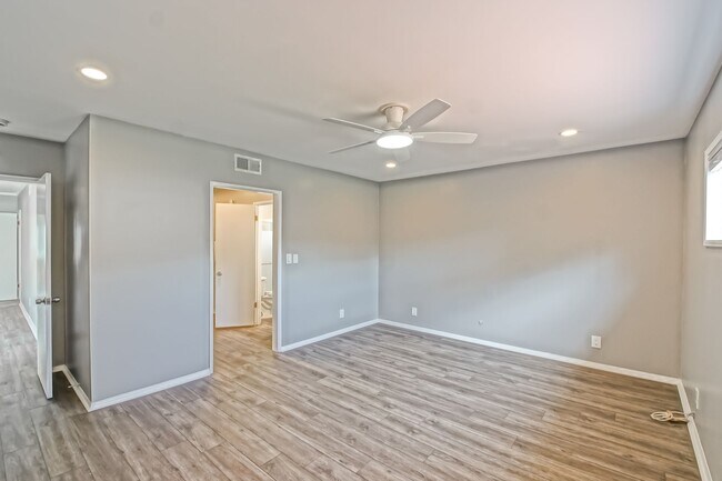 Building Photo - REMODELED, BRIGHT & AIRY 3BR2BA HOME W/ DETACHED GARAGE, CHARMING FRONT PORCH/YARD & HUGE REAR YA...