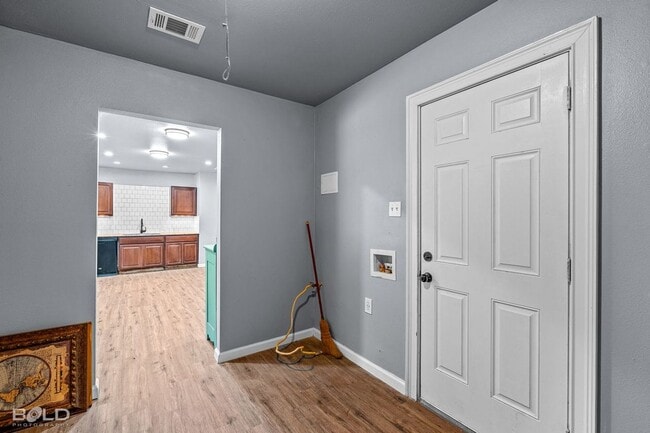 Building Photo - 9419 Normandie-