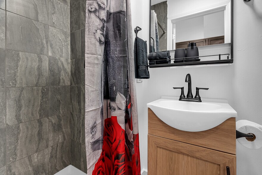 Building Photo - 139 Center St