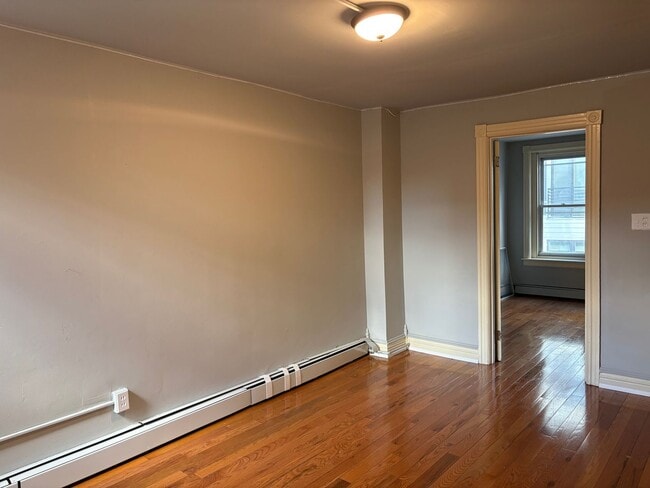 Building Photo - 948 W Maple St