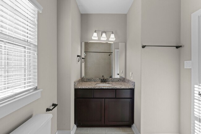 Building Photo - Stunning Single-Family Home in the Heart o...