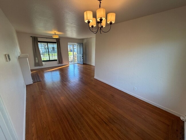 Building Photo - 3 Bed / 1.5 Bath | Thornwood Terrace Home Available Now