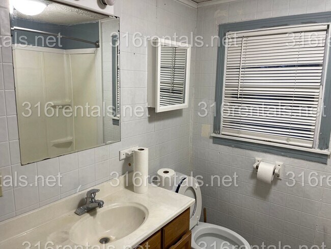 Building Photo - $750 - 2 bed 1 bath - Single Family Home