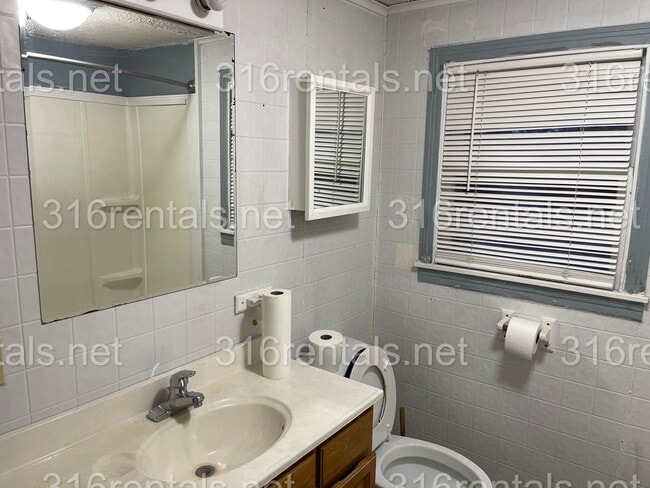 Building Photo - $775 - 2 bed 1 bath - Single Family Home