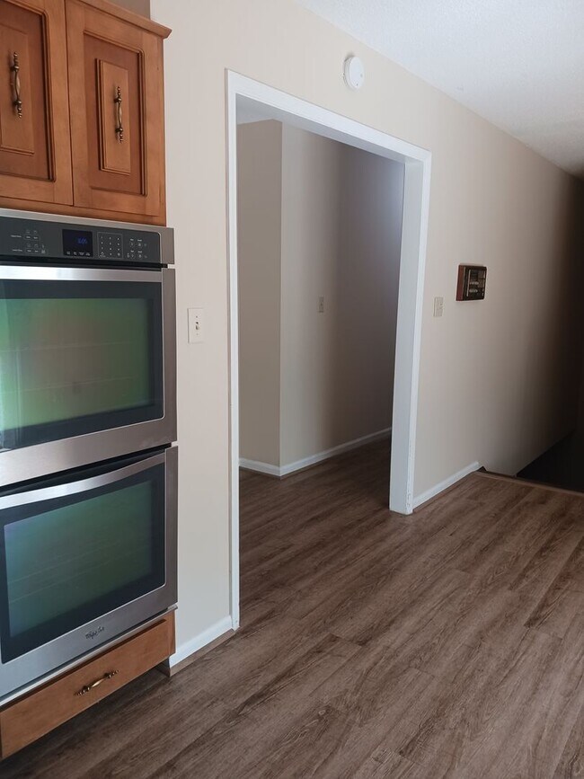 Building Photo - Charming 4BR/2.5BA Retreat on 2 Acres-Available Now!