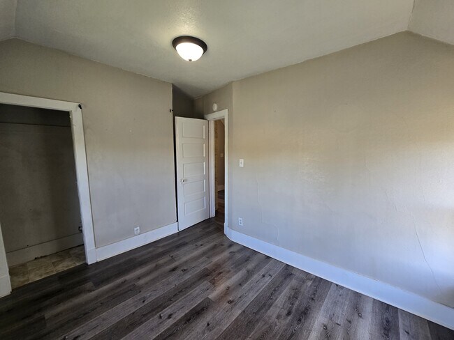 Building Photo - 437 Riehl St