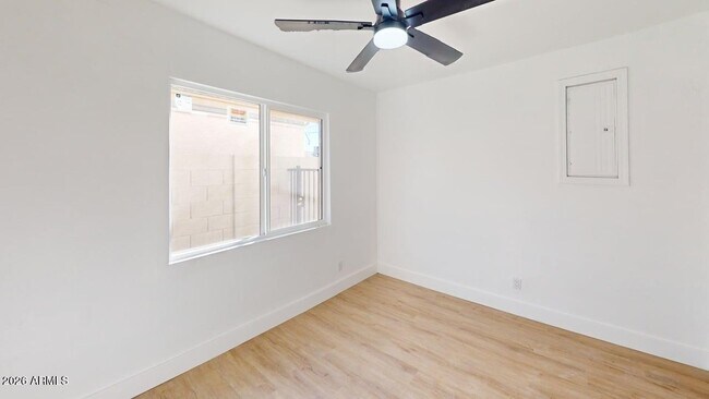 Building Photo - 2739 E Tamarisk Ave