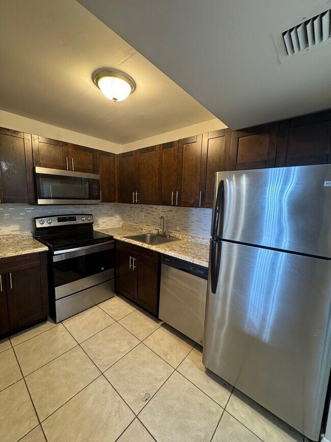 Building Photo - 537 S Sequoia Dr