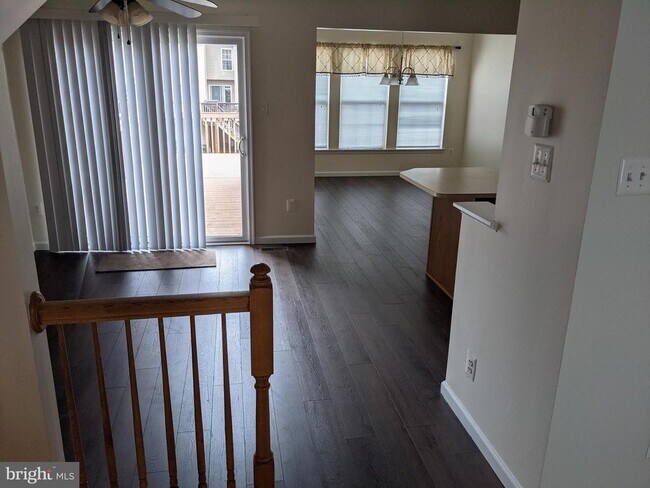 Building Photo - 625 Village Ct