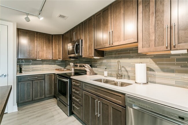 Building Photo - 205 Lakeshore Dr