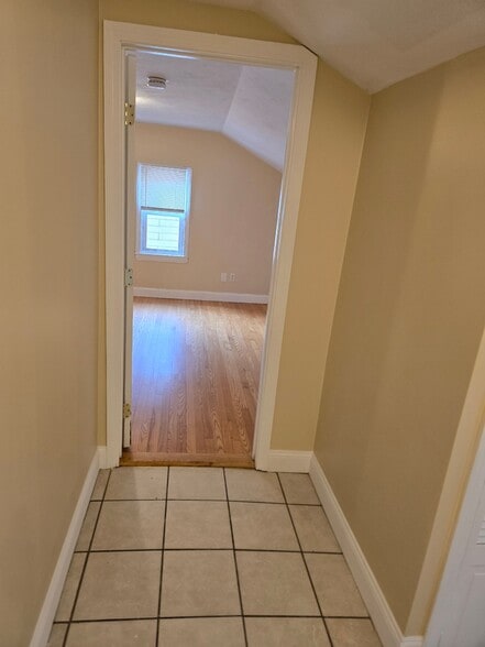 Building Photo - 27 Shelby St