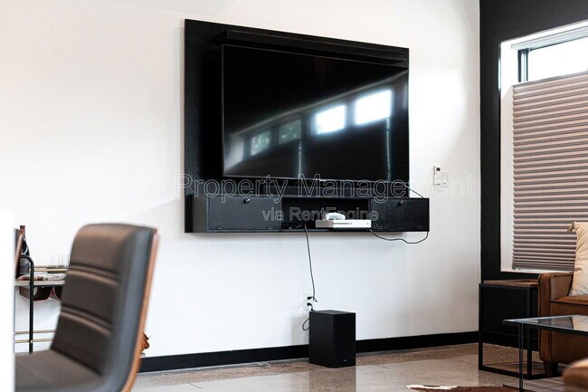 Building Photo - 3415 N Broadway