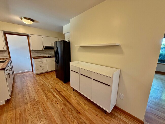 Building Photo - Spacious, Remodeled 5bd/3bath Cherry Park Home with Large Fenced Garden and Finished Basement