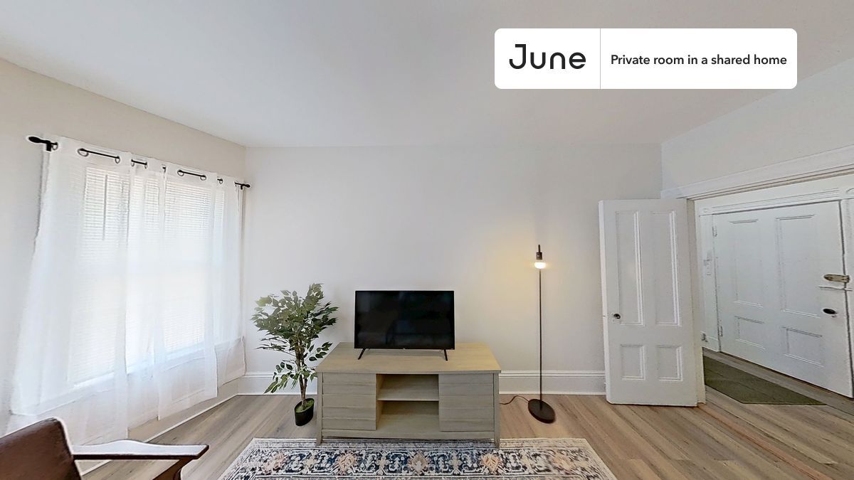 Building Photo - Private bedroom in 3 bed/1 bath Home