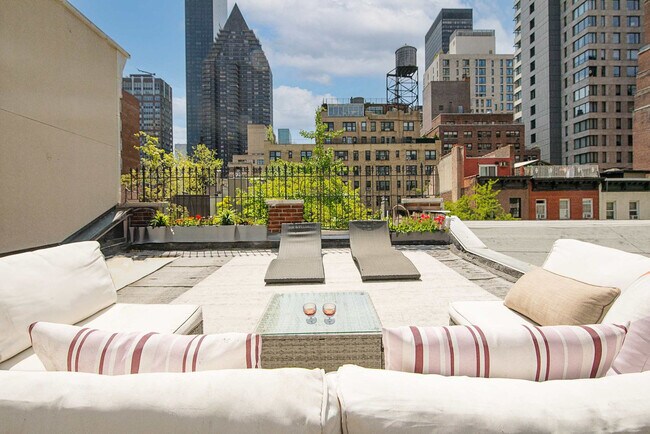 Building Photo - 323 E 51st St