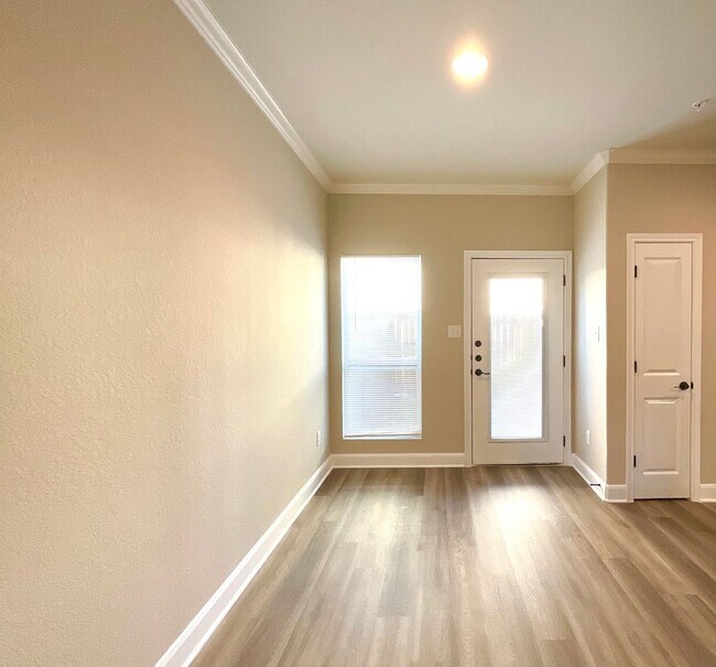 Building Photo - **APPLICATION RECEIVED** Three Bedroom Townhome in Prime Location! Close to New IKEA, I-35, Forum...