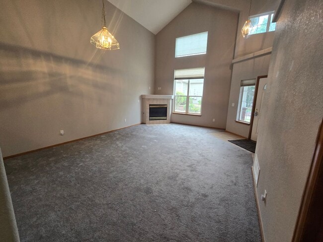 Building Photo - Bright and open Condo, walking distance to...