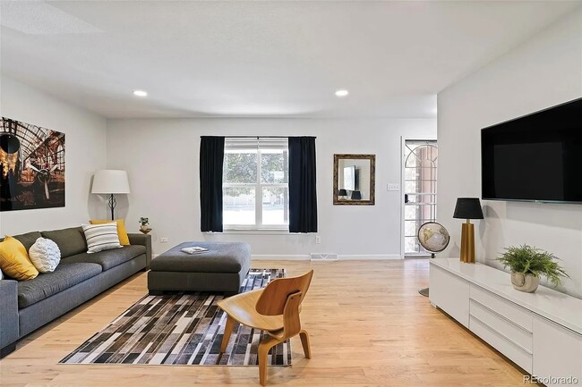 Building Photo - Gorgeous 4 bedroom modern home in Holly Hills