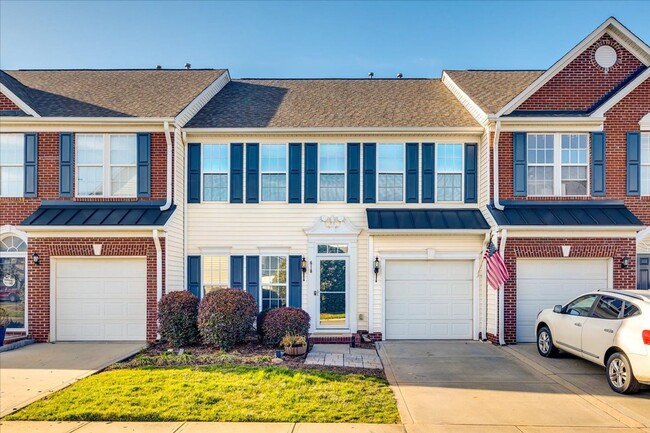 Primary Photo - Fabulous 3 bedroom 2.5 bath townhome in Au...