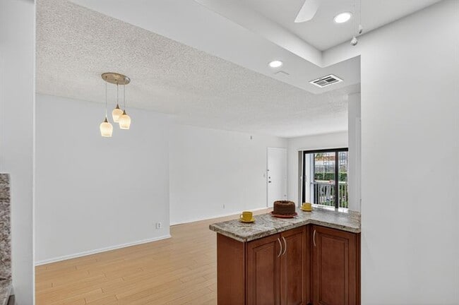 Building Photo - 130 Cypress Club Dr