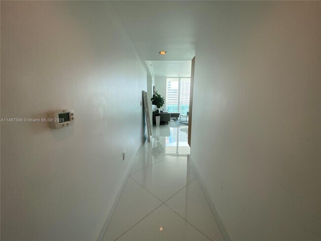Building Photo - 950 Brickell Bay Dr