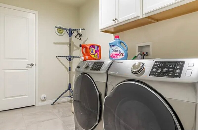 Building Photo - 7818 Poppy Ln