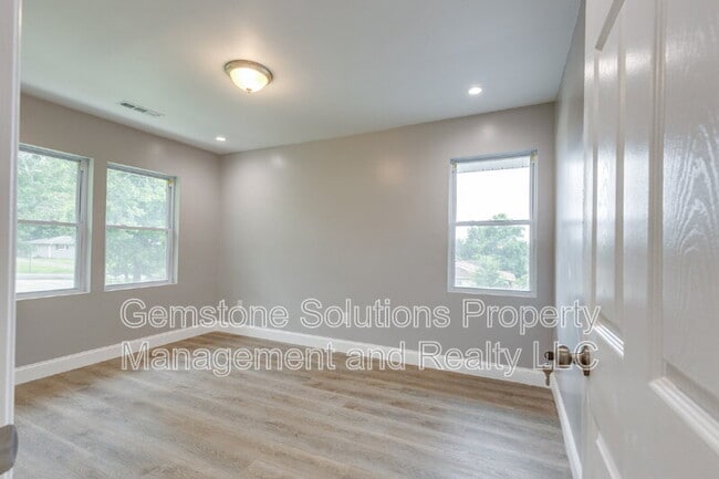 Building Photo - 104 Anchor Dr