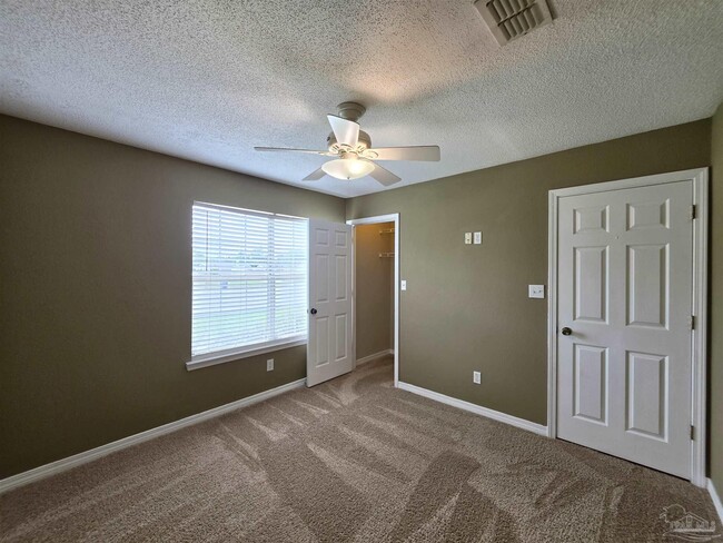 Building Photo - 4041 Shorewood Dr