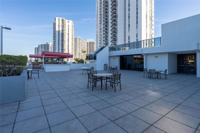 Building Photo - 3675 N Country Club Dr