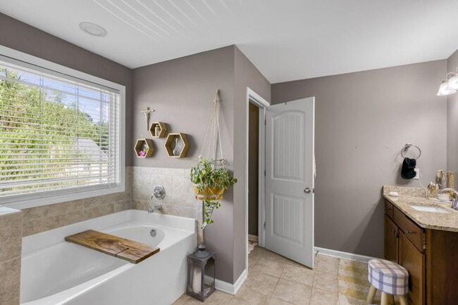 Building Photo - Spacious 4 Bedroom Home in Auburn