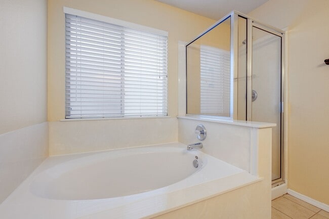 Building Photo - LIMITED TIME LEASE 4/2.5 in Boerne