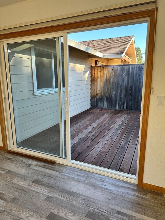 Building Photo - 1 Bedroom, 1 Bath Duplex – Sunny McKinleyville