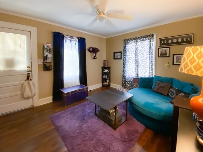 Building Photo - Adorable two-bedroom house on Stinson. Wal...