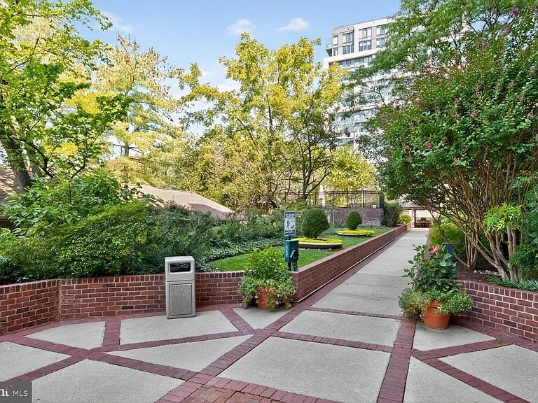 Courtyard - 7500 Woodmont Ave