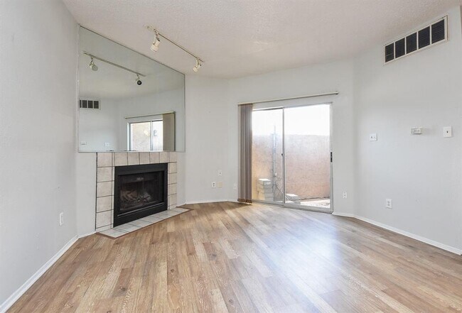 Building Photo - 10855 Meadowglen Ln