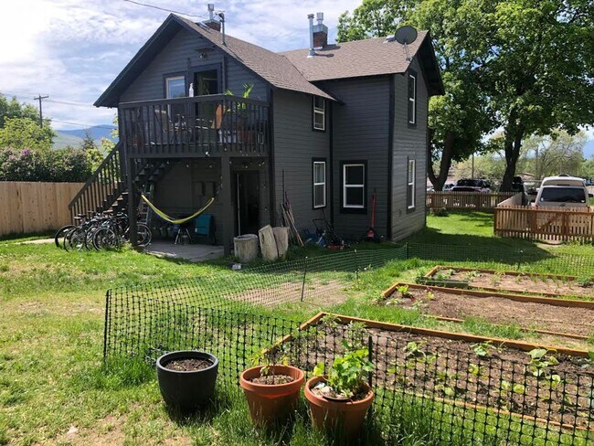 Building Photo - One Bedroom Apartment Home! Pet Friendly