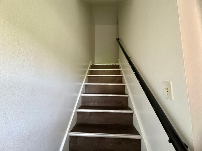 Building Photo - 2 Bedroom 1 Bathroom in Lebanon with Large...