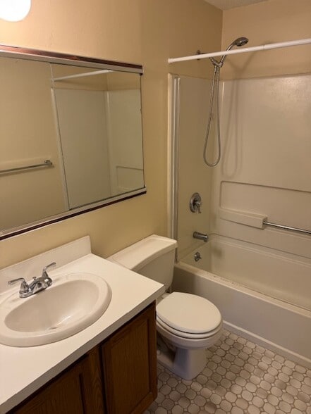 Building Photo - 655 Talcottville Rd