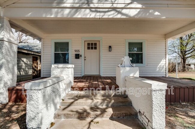 Building Photo - 905 E Rogers St