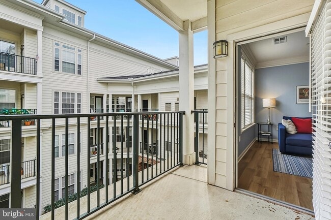 Building Photo - 27 Booth St