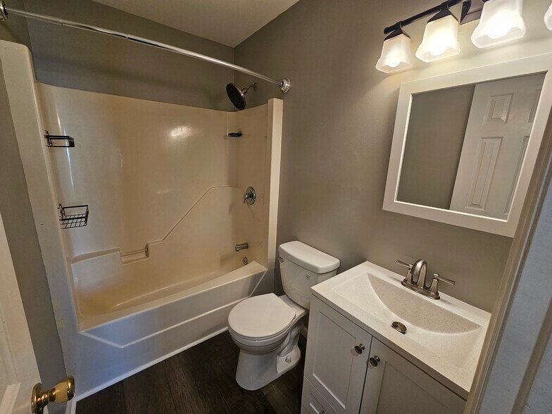 Building Photo - 210 Hepworth Way