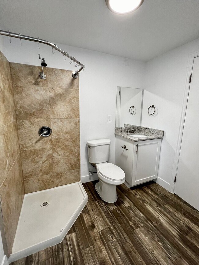 Building Photo - Beautiful remodeled 5 bed 2 bath home
