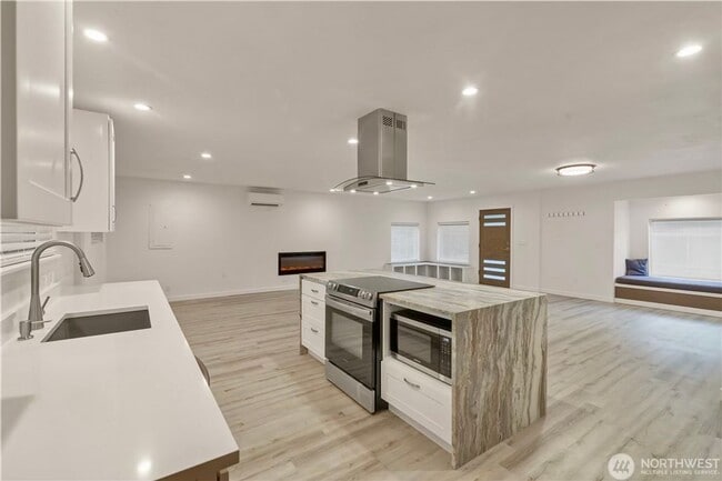 Building Photo - Lower Kennydale 3 bed/2 bath Rambler!