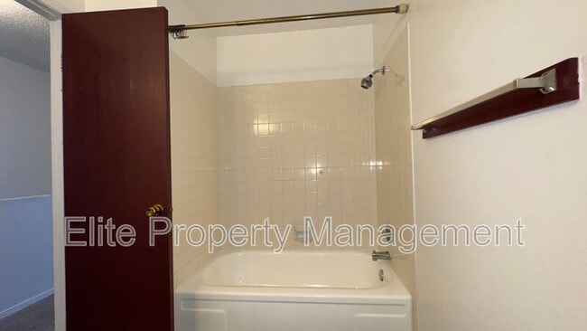 Building Photo - 25 Royal Crest Dr