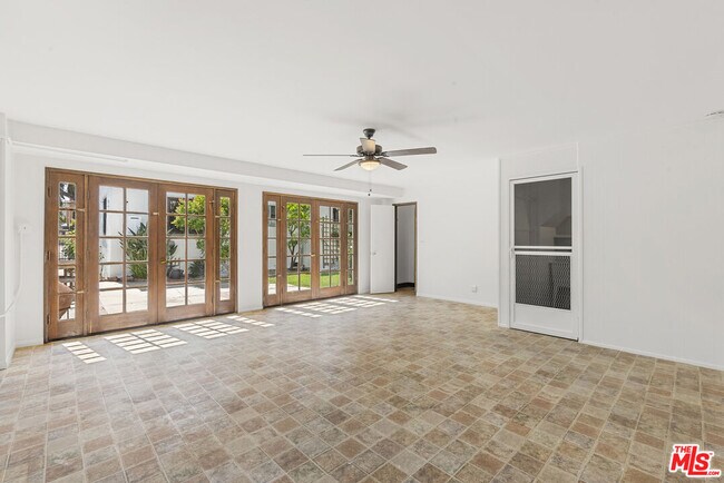Building Photo - 1122 S La Peer Dr