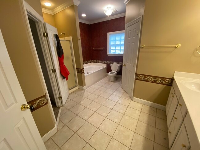 Building Photo - 245 Fairview Cir