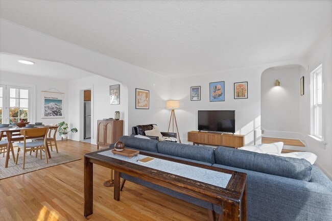 Building Photo - 7227 SE Hawthorne Blvd